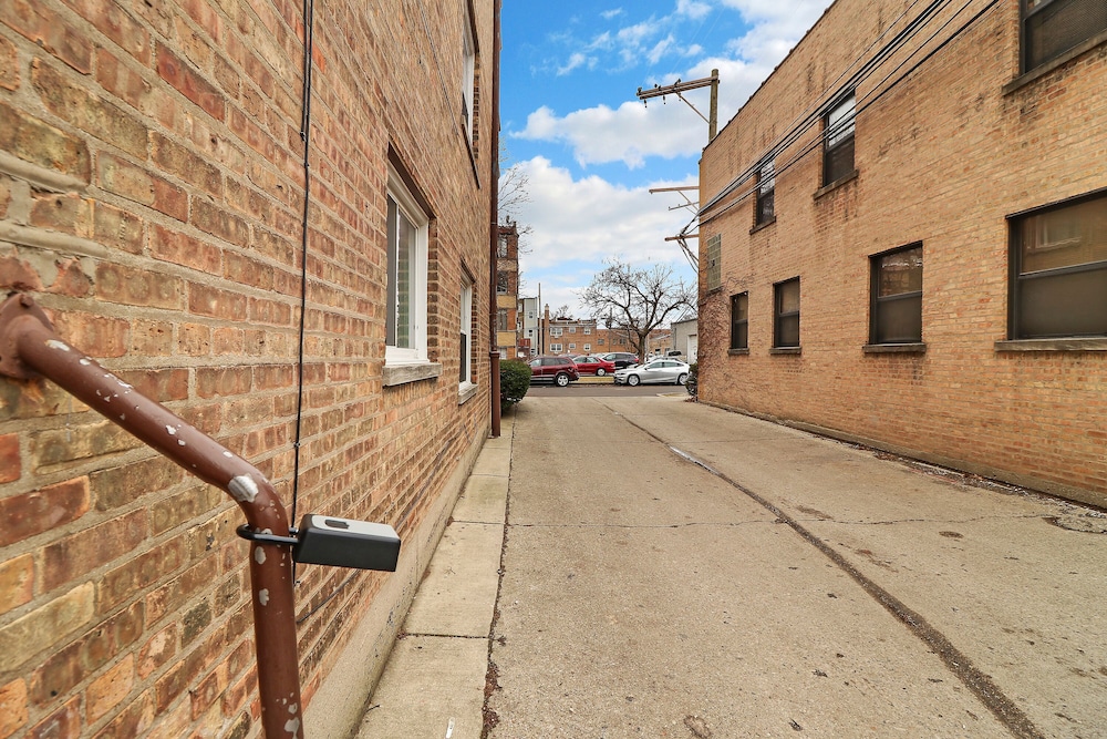 Spacious & Furnished 3BR Apt Rogers Park view 2