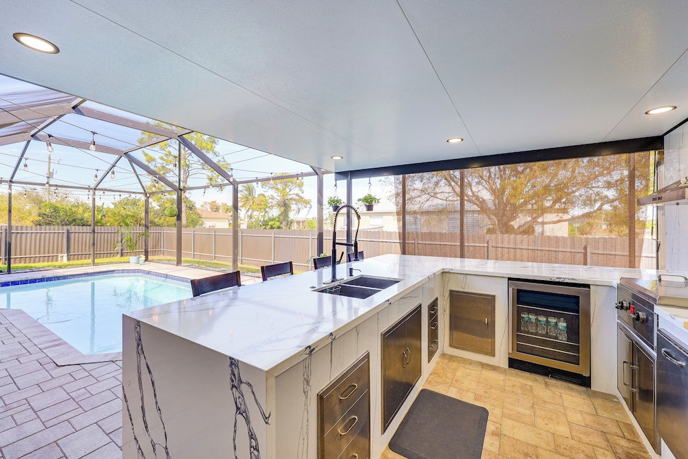 Poolside Oasis & Outdoor Kitchen: Cape Coral Home