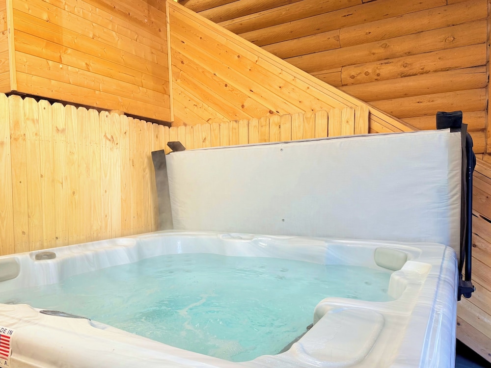 Lodge Hot Tub Dueling Basketball