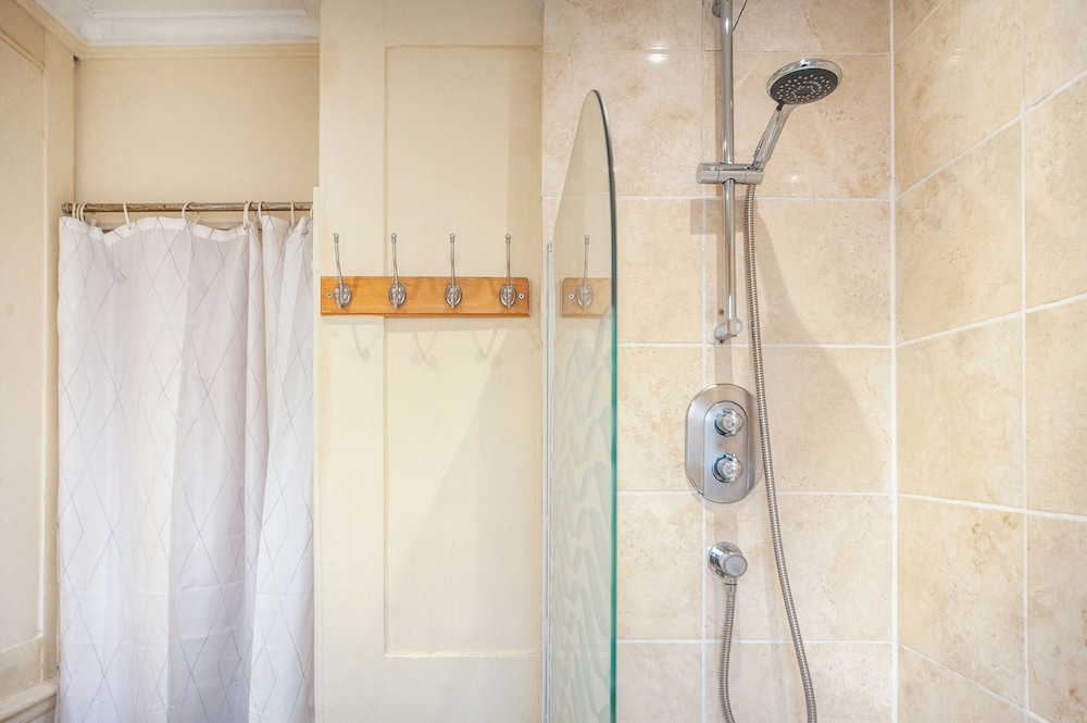 Spacious 3BR 2BA Flat in Central Soho
