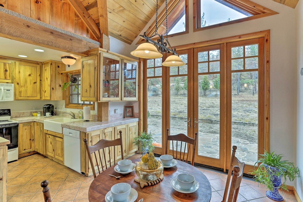 Peaceful Shasta Cascade Getaway on 15-acre Ranch!