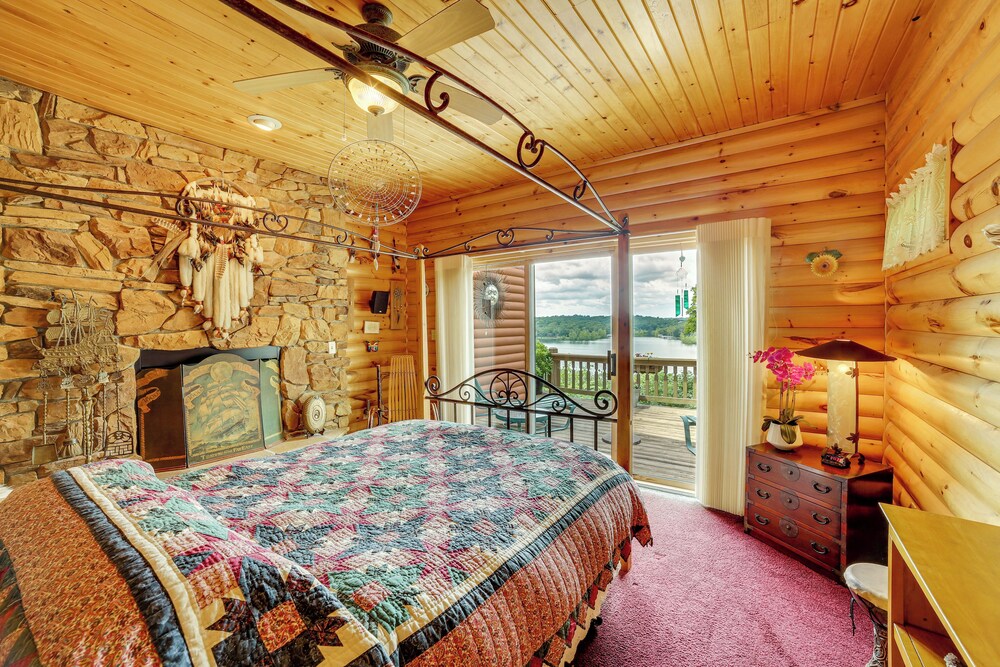 Decks & Views: Spacious Cabin Near Table Rock Lake