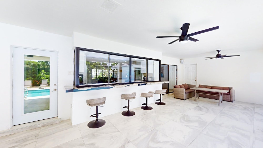 Villa Shapira 6BR Luxurious Designer Home With Heated Pool