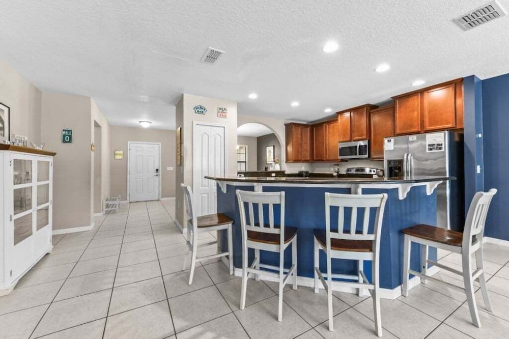 Spacious 6br Villa W/ Private Pool near Disney 6 Bedroom Villa
