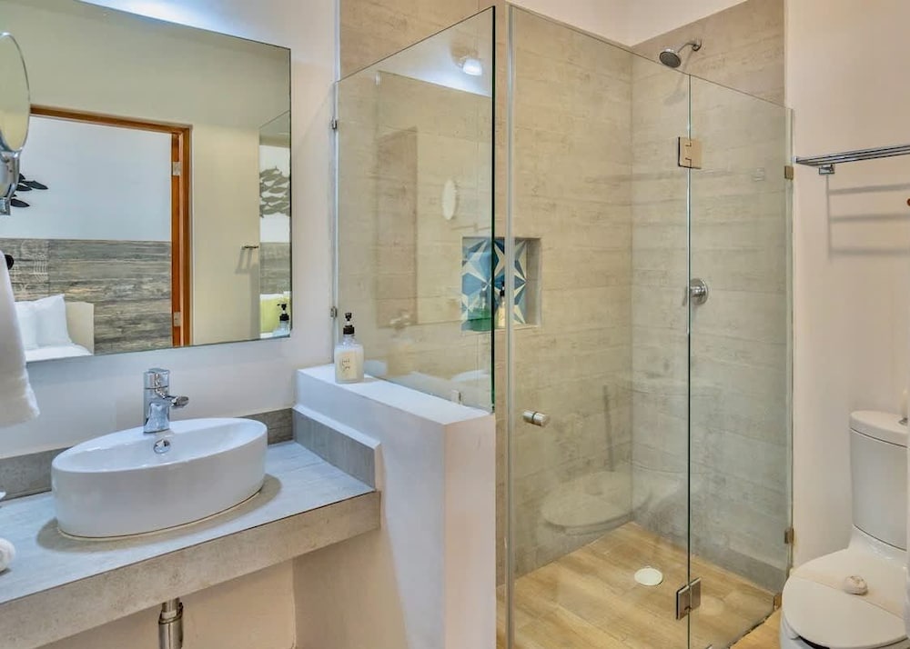 4 Br Private Rooftop Pool Spacious Exclusive