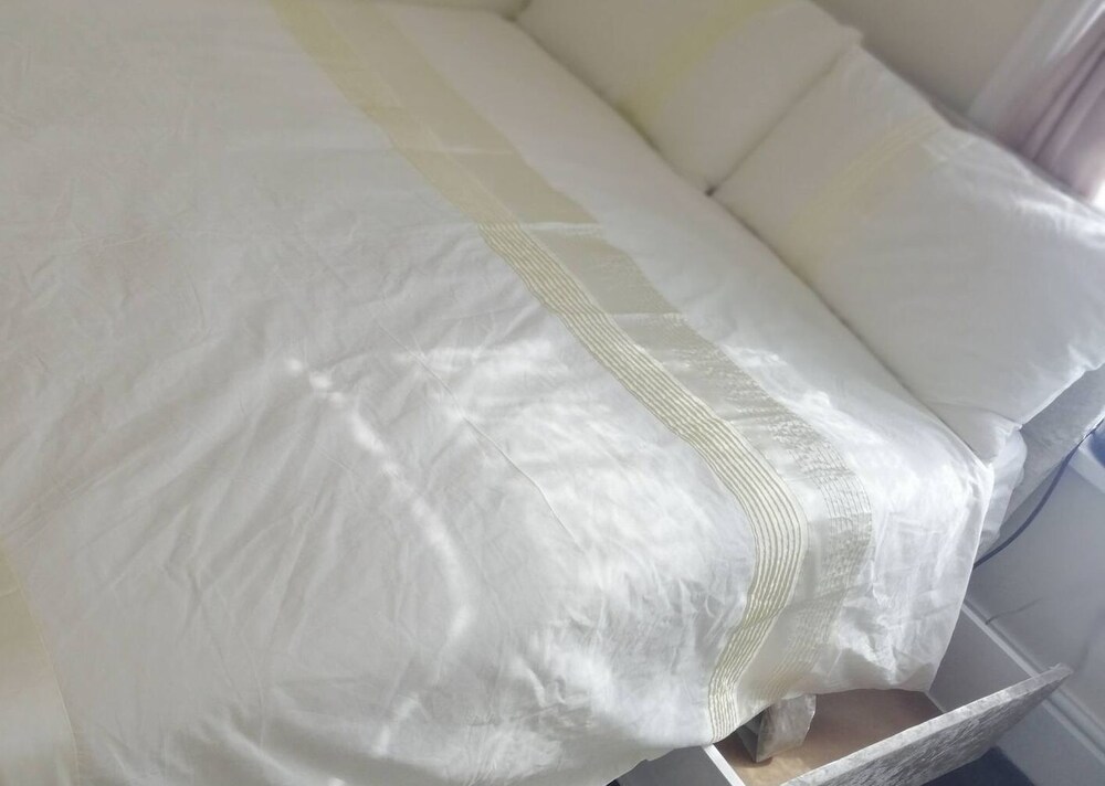 Room-charming Bradford Room to Rent With