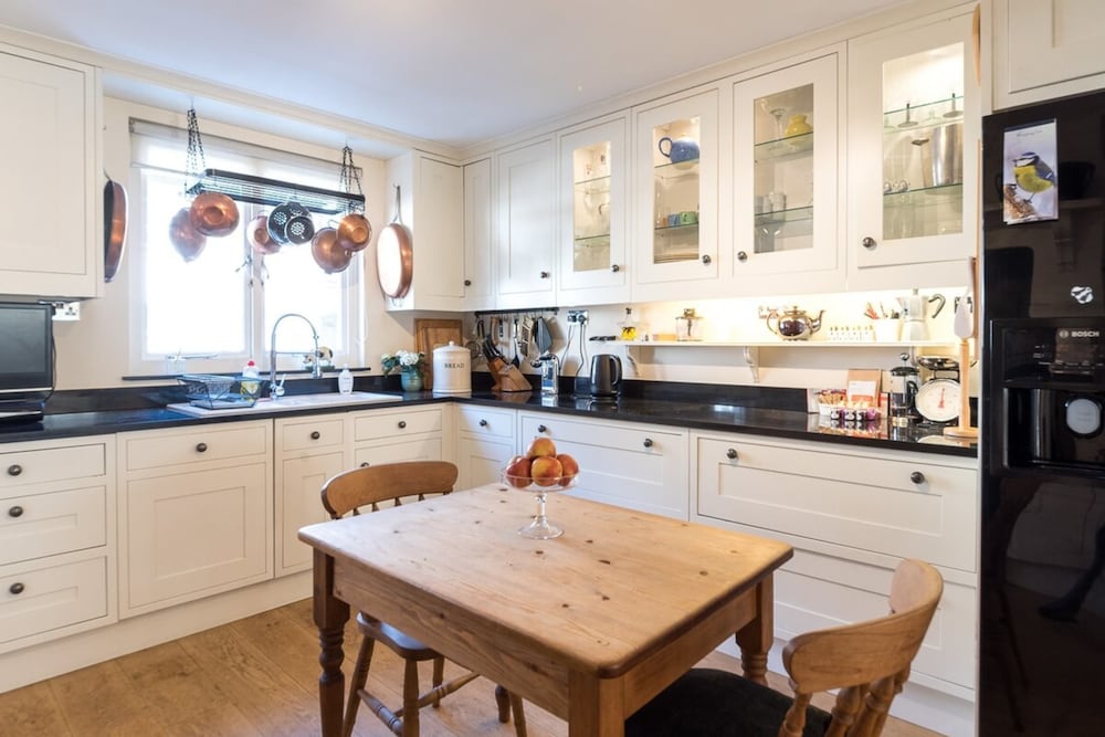 Elegant 3 Bedroom Home Located in South Kensington
