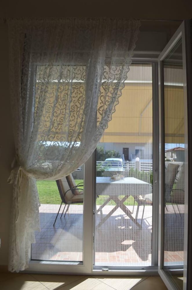 2 Bed-sleeps4-garden-parking-pets-aircon view 3