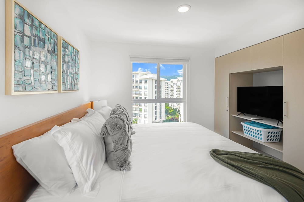 Upstay - Brand New Condo w Pool - 5 Mins to Beach