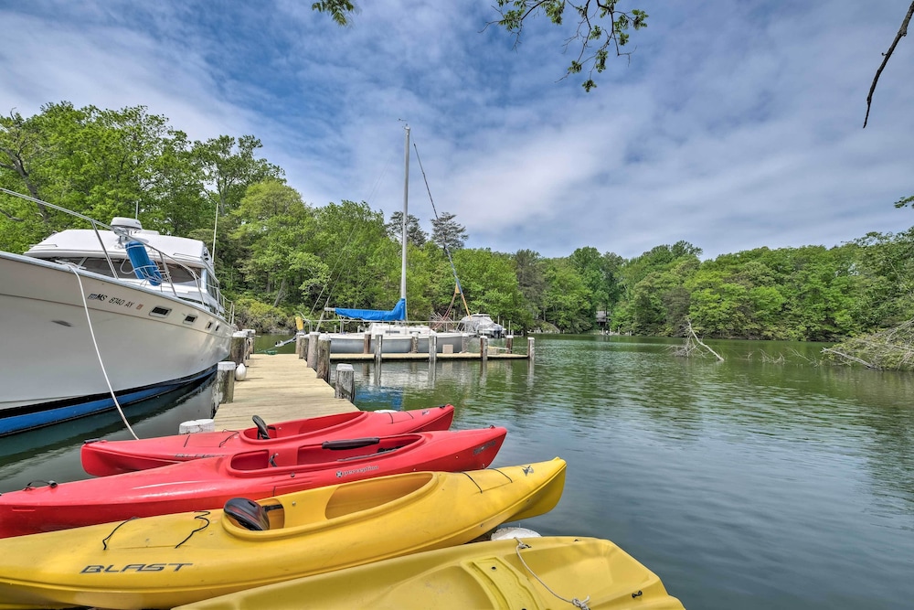 Riverside House w/ Kayaks, Piano & Fireplace