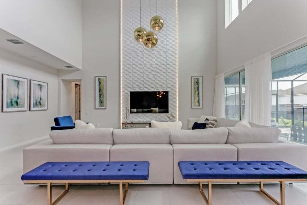 Luxury High Ceilings Pool, Spa Beautiful Home! 6 Bedroom Villa