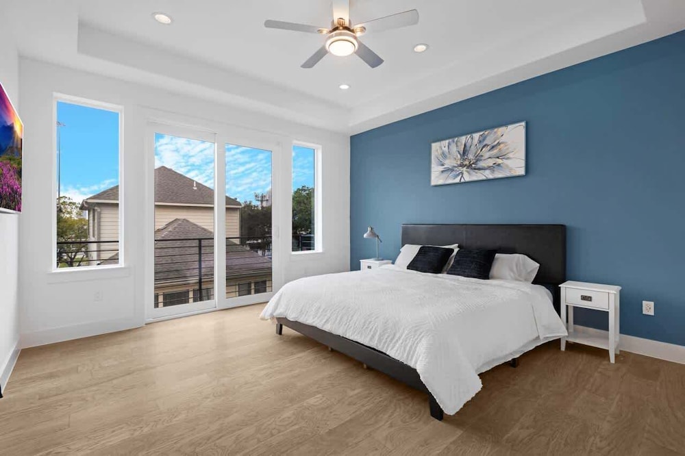 Houston 6 Bedroom Home