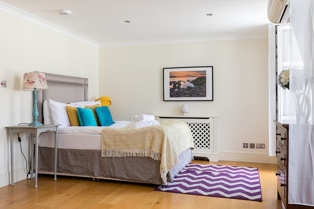 Luxury 5-bedroom Villa With Parking and AC