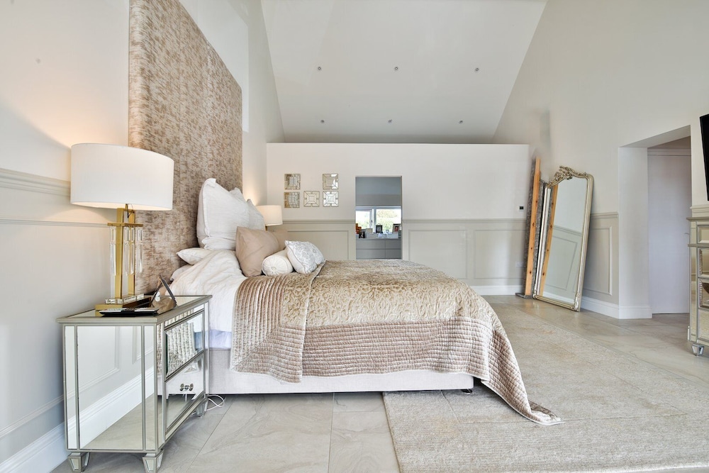 Modern 5-bed Retreat With Parking