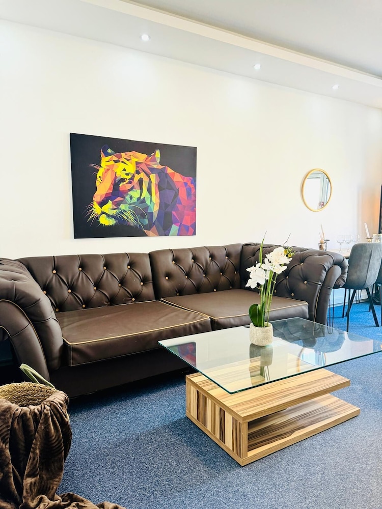 Spacious 7BR Apartment Prime Location
