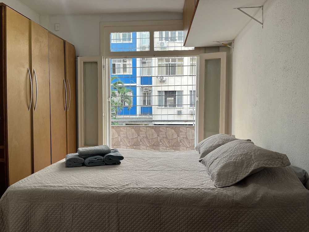Spacious apartment on Copacabana beach