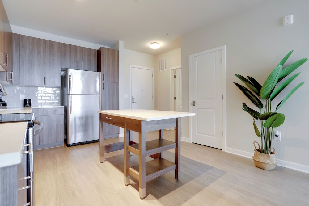 Apartment 15-Min Walk to Metro
