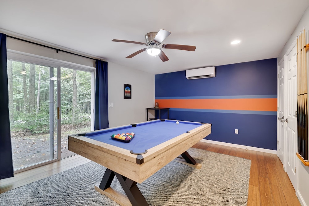 Moshannon Tree-lined Pocono Retreat w Hot Tub Firepit Pool Table