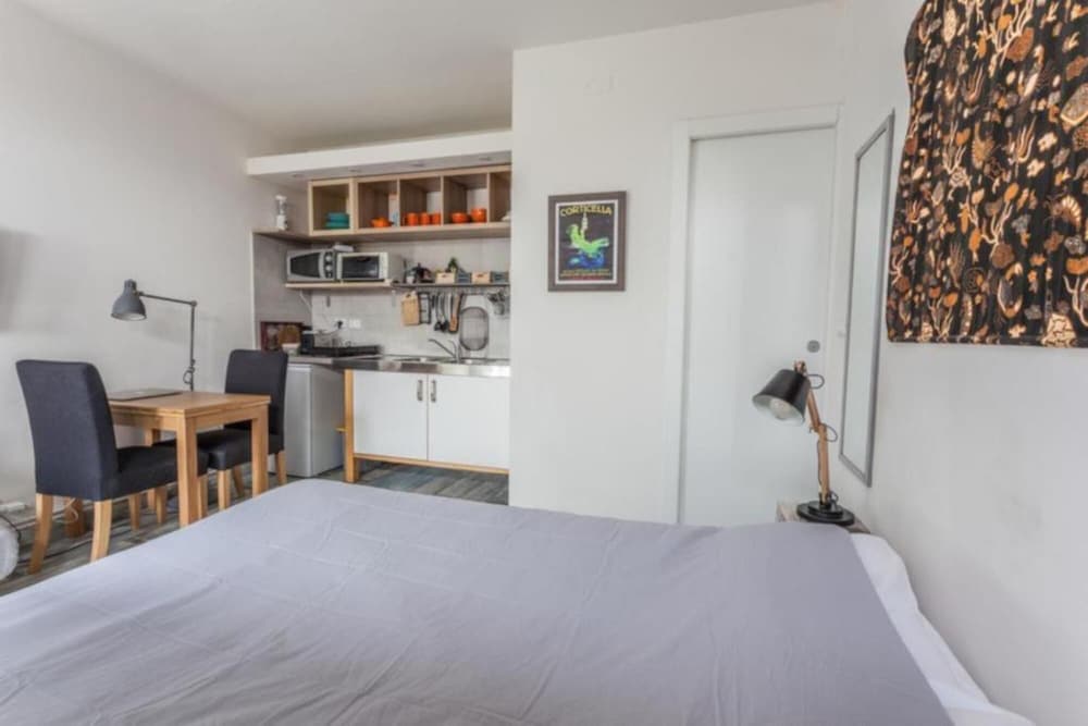 Azzarita in Bologna With 1 Bedrooms and 1 Bathrooms view 4