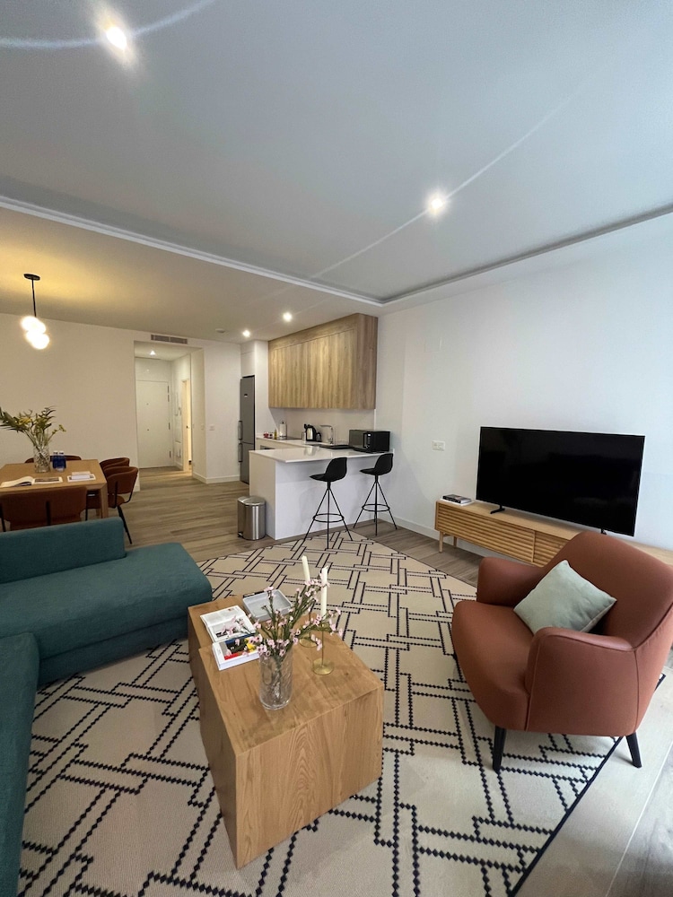 w Impressive 3BR w Sunny Terrace in Chueca