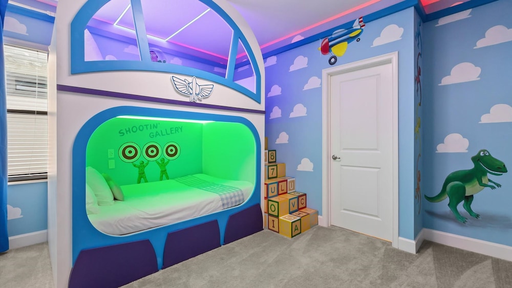 Lakeside Villa With Pool BBQ Cinema Games Room
