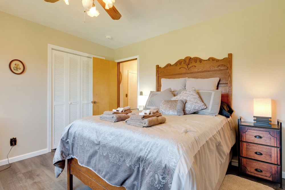 11 Mi to Asheville: Scenic Retreat w/ Game Room