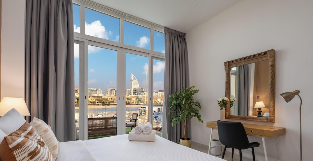 LUX The Palm View Studio