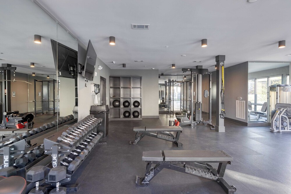 Sleeps 42 7 Modern Midtown Apartments w/ Gym + Pool Walkable to Shops & Eats