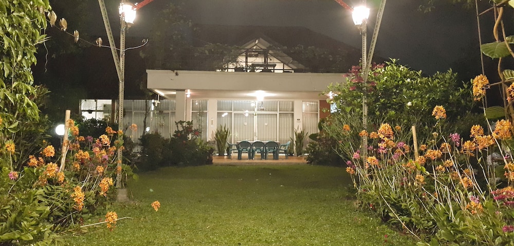 Vila Bunga Merah Gelatik