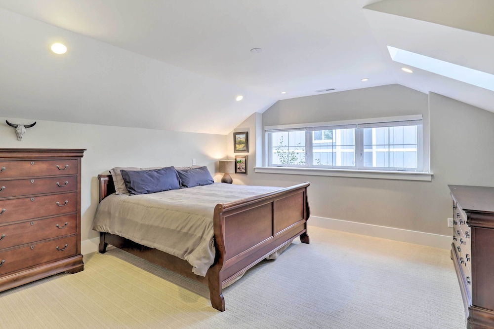Luxe Sandy Home w/ Hot Tub: 9 Mi to Skiing!