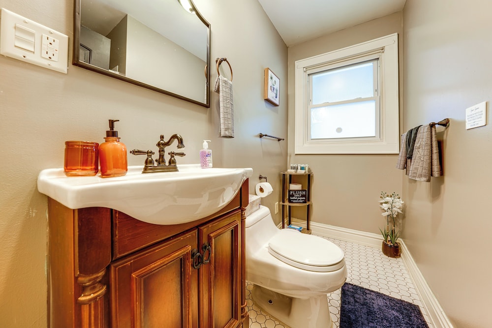 2 Mi to Dtwn: Spacious Apartment in Joliet