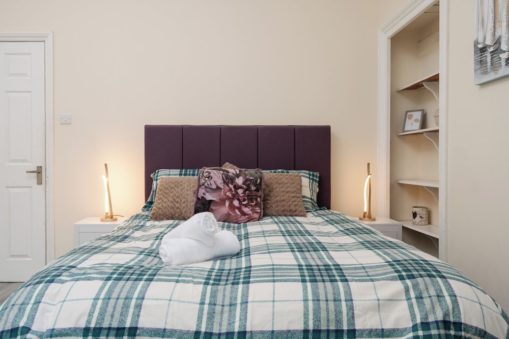 Spacious 4-bedroom Manchester Retreat With Garden