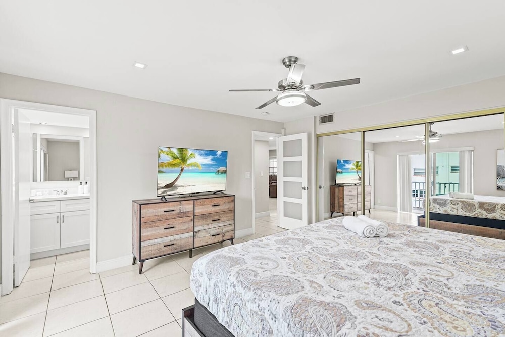 Beach, Pool; Las Olas Getaway