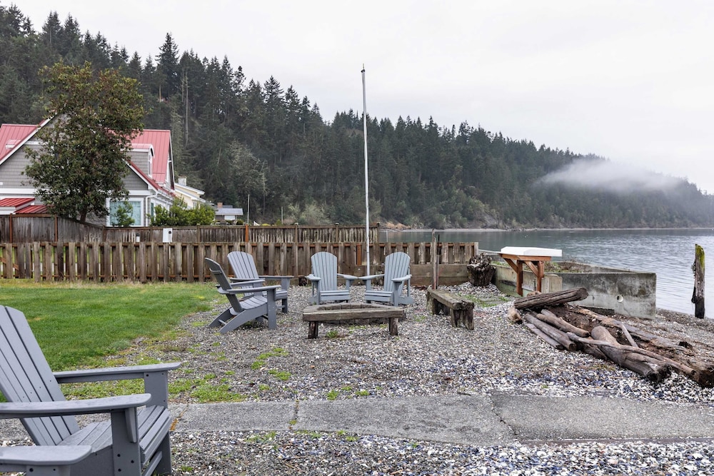 Chic Whidbey Island Waterfront Home w/ Hot Tub, Firepits + Views
