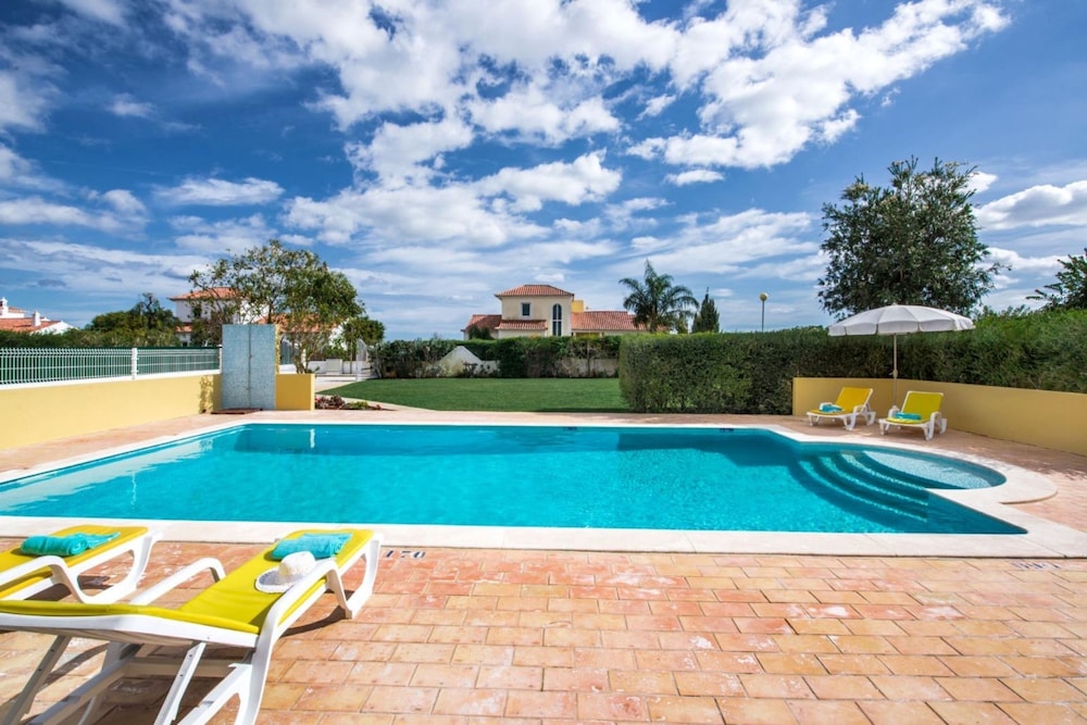 Amapola in Quelfes With 4 Bedrooms and 4 Bathrooms