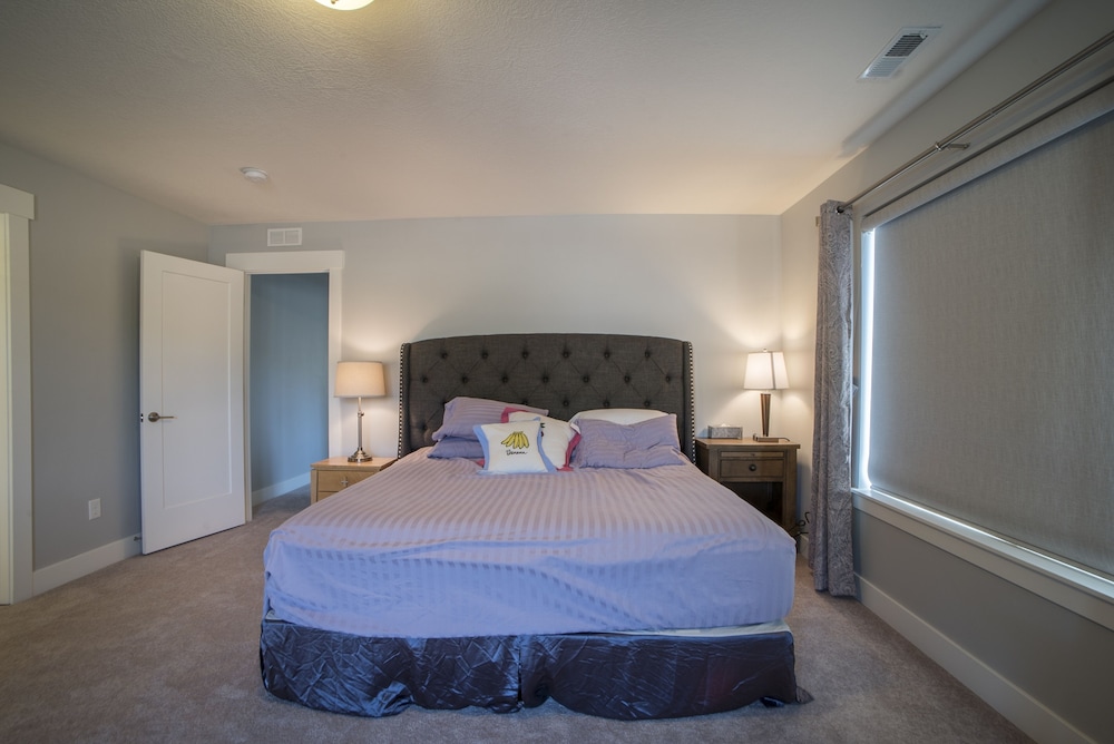 Family Vacation~crater Hot Spring, Tubing & Ice Skating~kanton 3 Bedroom Apts by RedAwning view 3