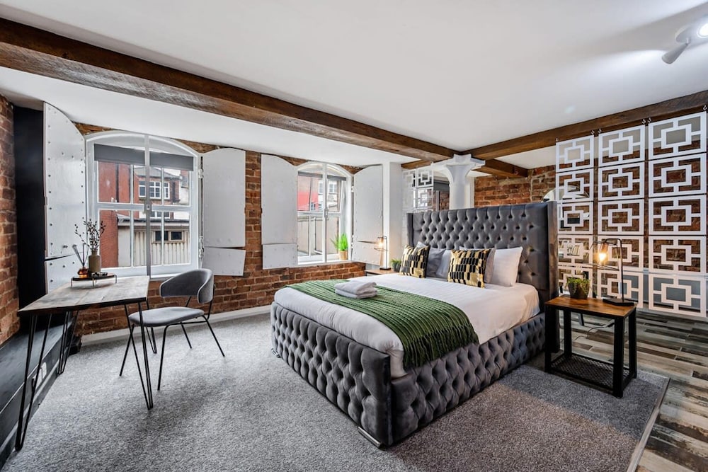 Host Apartments Mathew St Studio view 2