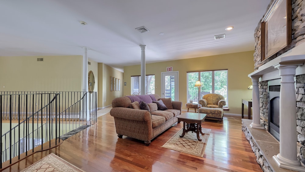Twin Pine Manor Bed & Breakfast