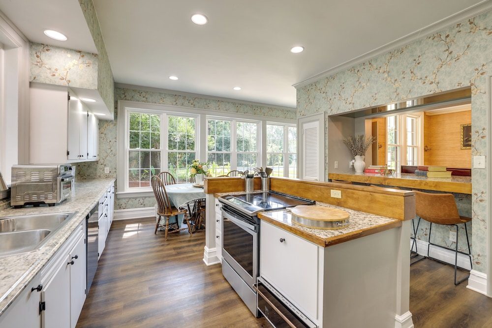 Home on Sprawling Estate, 6 Mi to Dtwn Spartanburg