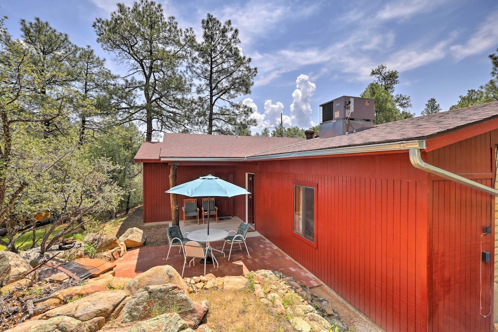 2 Mi to Courthouse Plaza: Prescott Cottage view 5