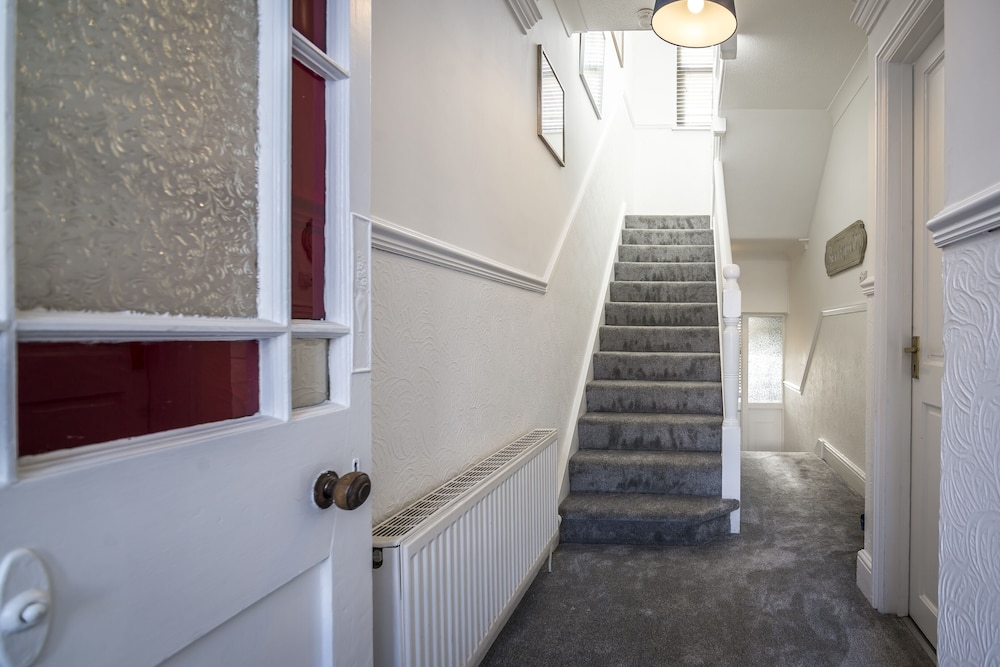 Ivydene - 3 Bedroom Holiday Home - Tenby view 2