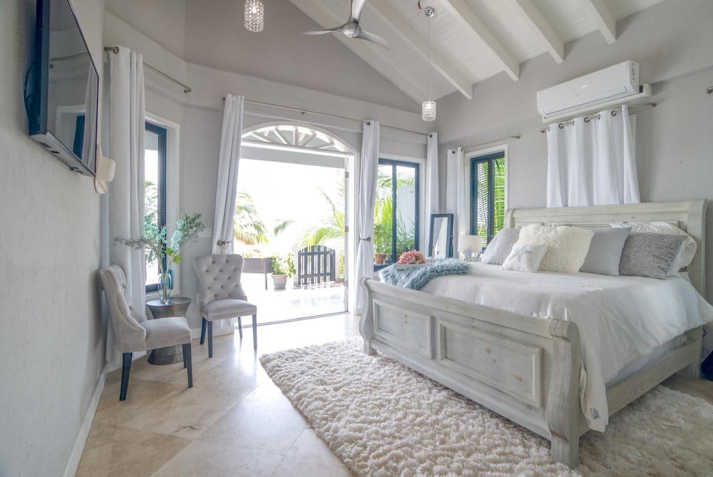 Luxury Oceanfront Villa w 2 Pools Beach Pier