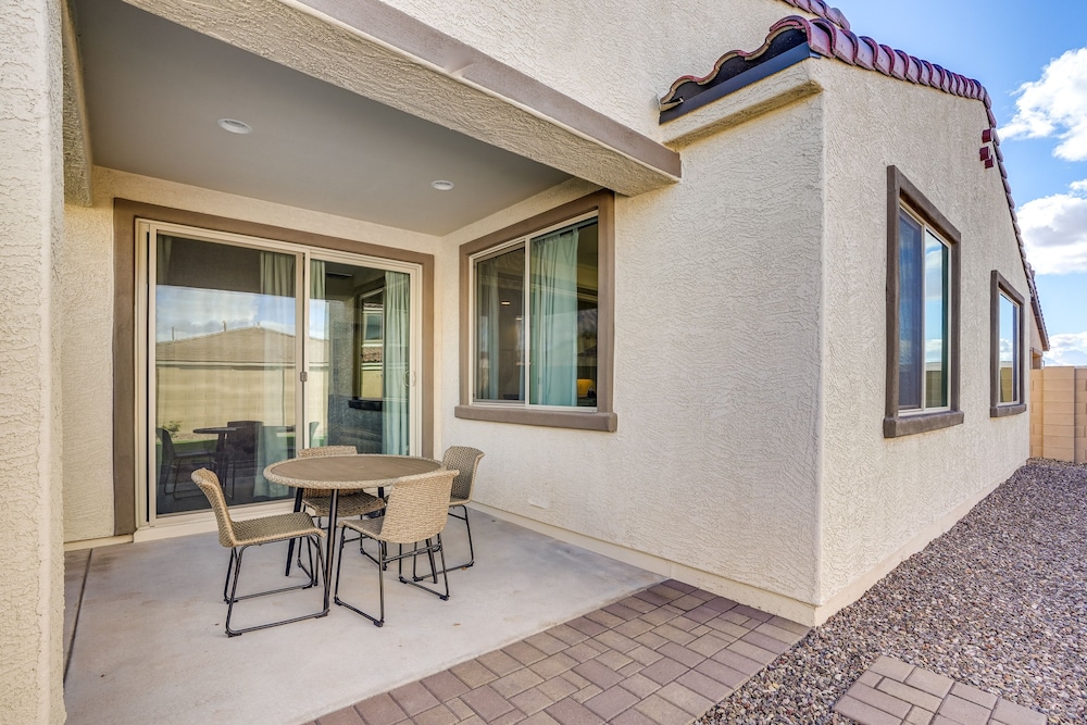5 Mi to Westgate: Newly Built Glendale Home