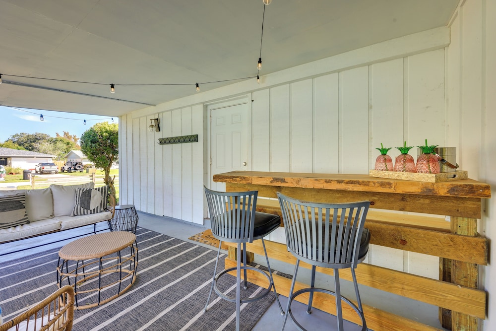 5 Blocks to Jax Beach: Getaway w/ Patio & Yard!