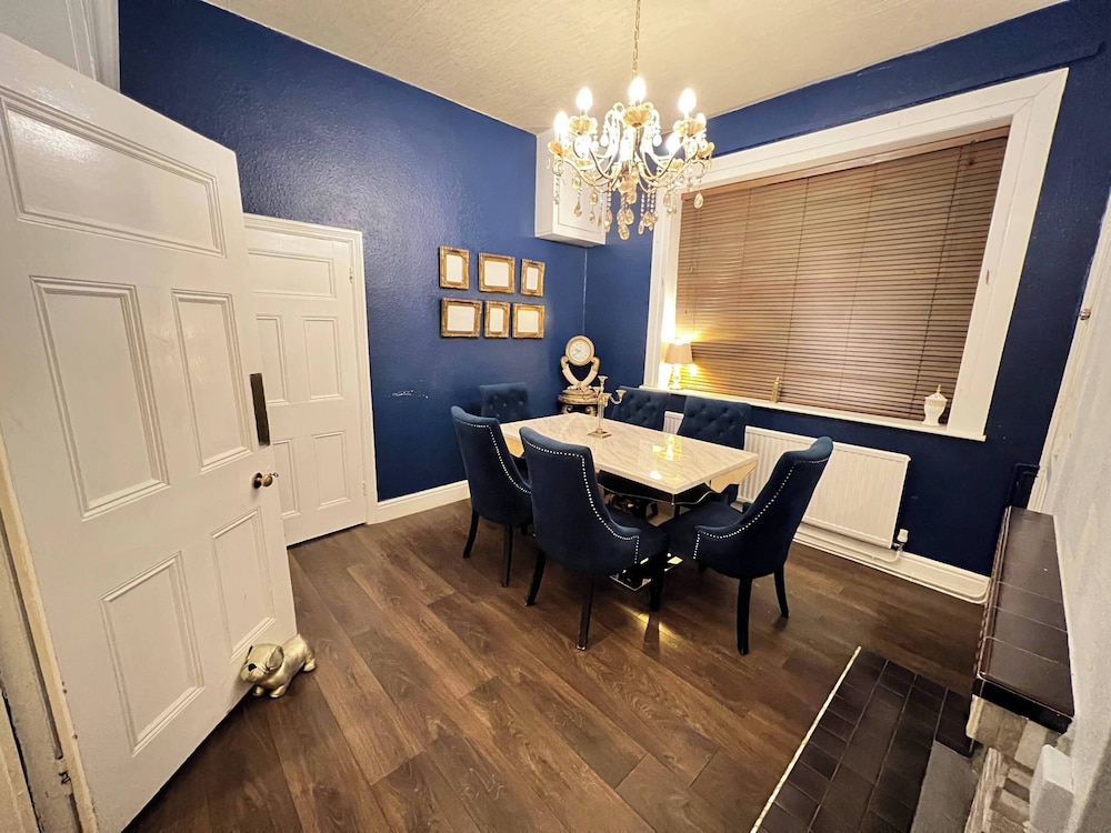 Hottub-garden-parking-sleeps10-10mintotown