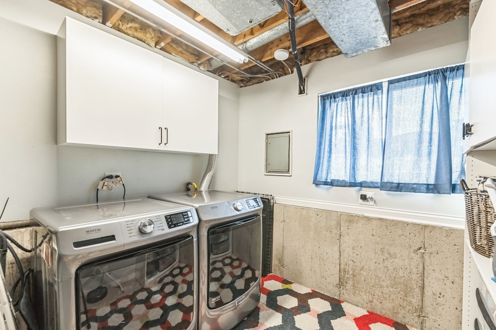 Modern Retreat With Private Pool & Yard 3 Bedroom Home