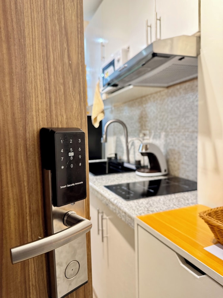 Cozy Retreat w/Balcony Near SM Mall/NAIA Airport