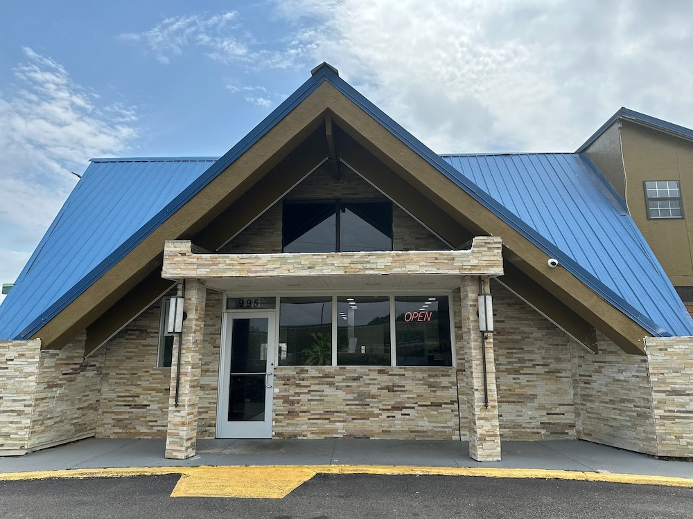 Montgomery Vacations - Montgomery Inn  Suites - Property Image 1