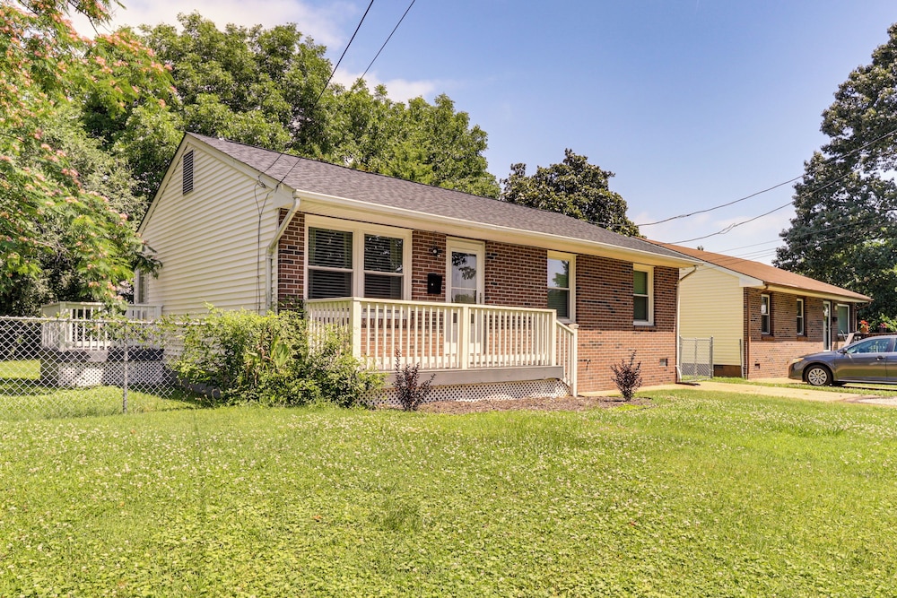 4 Mi to Hampton Coliseum: Home w/ Yard!