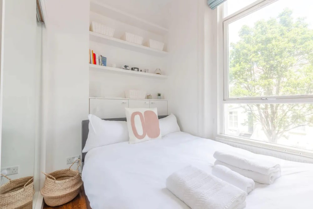 Contemporary 1 Bedroom Apartment in Heart of Shepherds Bush
